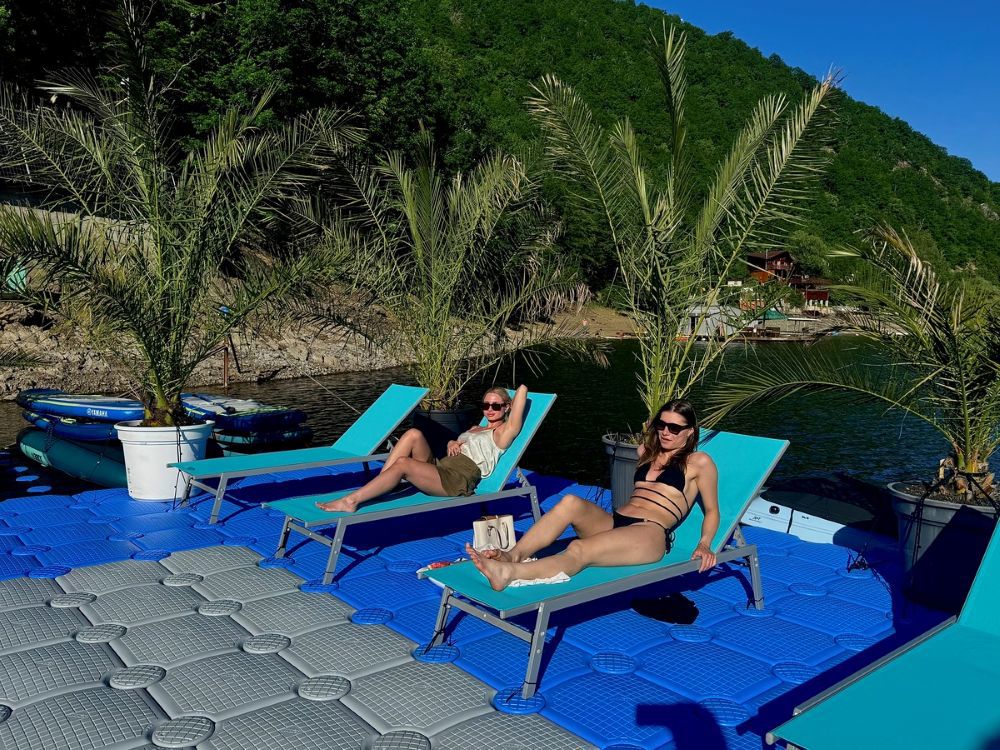 O zi perfectă cu prietenii pe PontoonX: relaxare, aventură și amintiri pe Lacul Tarnița