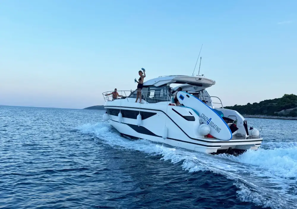 Inchirieri ambarcatiuni cu skipper preluare din port Sukosan Croatia